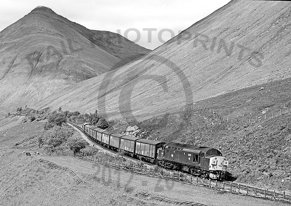 37027-TyndrumSummit-140684-JC209bw