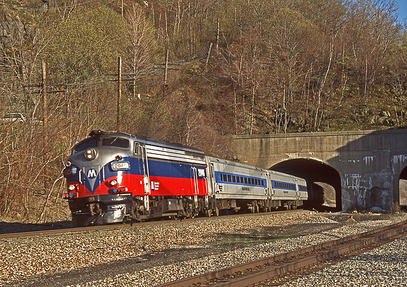 MetroNorth 2046 Breakneck Tunnel 260497 JC