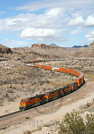BNSF 7727-4992-KingmanCanyon-110207-JC033