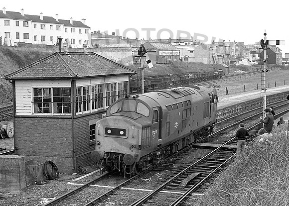 37279-Y-Newquay-160479-JC028