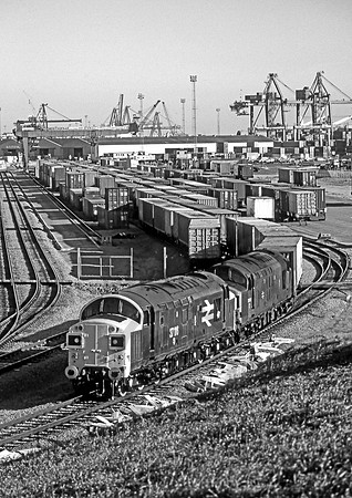 37116 & 37052 Felixstowe North 070587 JC-1bw-1