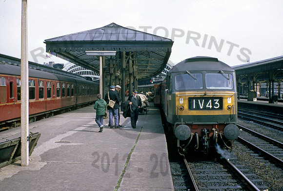 SC5-289 York April 1967 Brush 4 D1106 Newcastle Swansea crew change
