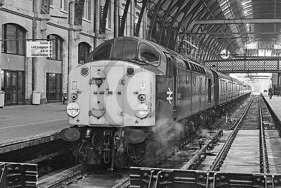 40013-KingsCross-170379-RP824