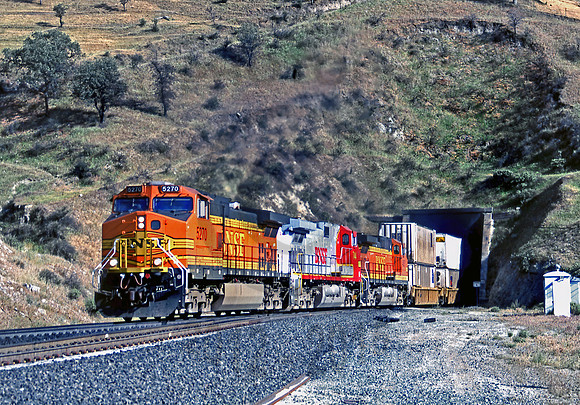 BNSF 5270 Tunnel 5 Tehachapi 230402 JC102