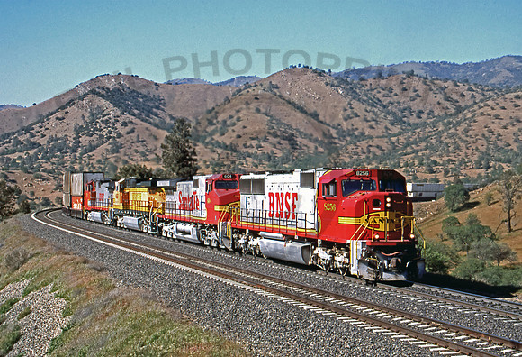 BNSF 8256 Tehachapi Loop 230402 JC103