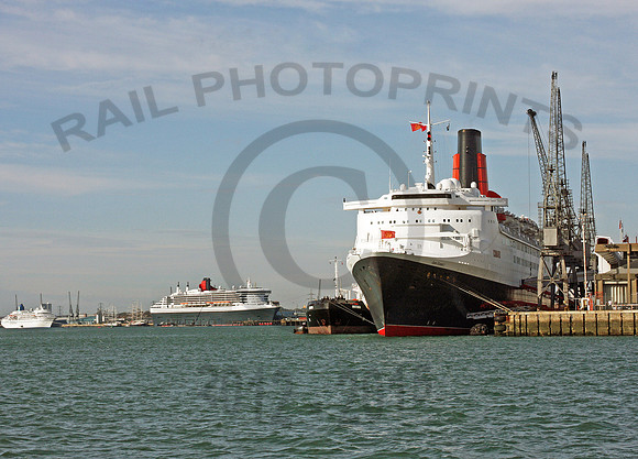 QE2-QM2 Southampton 101008 PB780