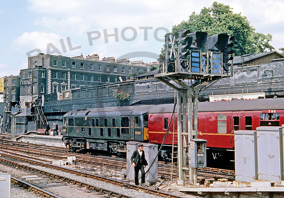D5000  Euston Station 300764 CD204