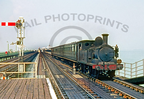 W32 Ryde Esplanade 220864  HB513