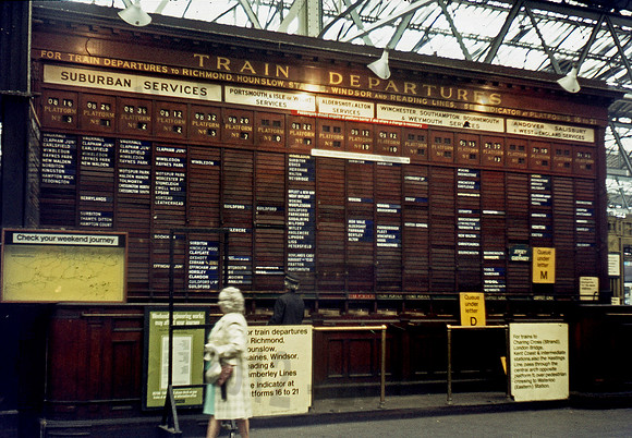 Waterloo Departure Board 100676  RFC-J922