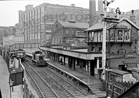 Silvertown Station 070462 EW589