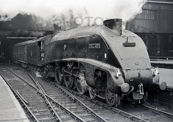 60022-Y-KingsCross-1963-CW711