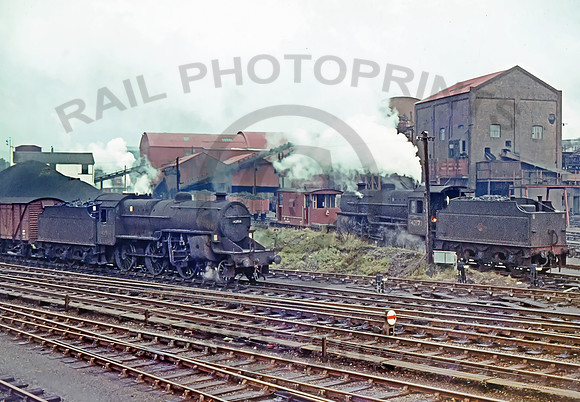 42914 & 42879 Kirkconnell Colliery  071063 HB260R