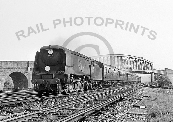 34079 Hampton Court Junction  090864 IT470