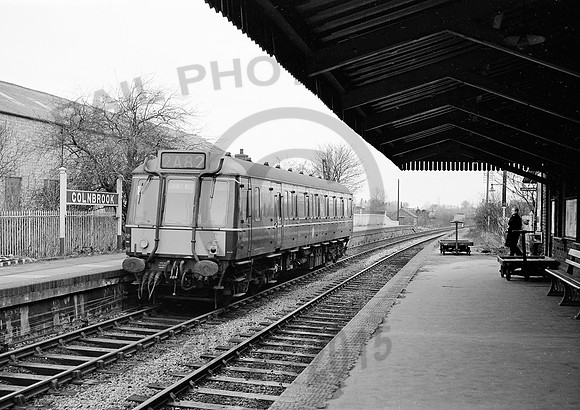 Class121-Y-Colnbrook-300165-HB686