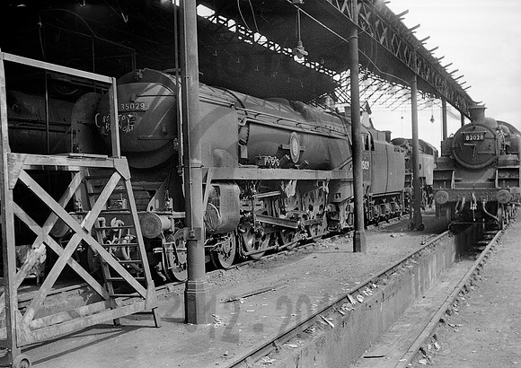 35029-Y-NineElms-0765-BR737
