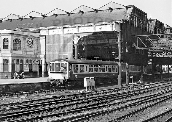 Class 104  Manchester Victoria 1082 CW423