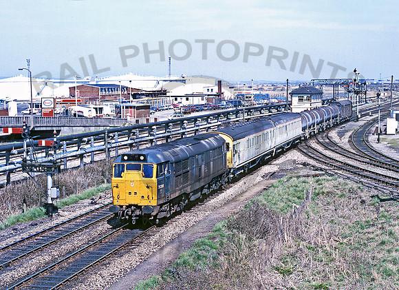 31298-HallenMarsh-0586-JC900