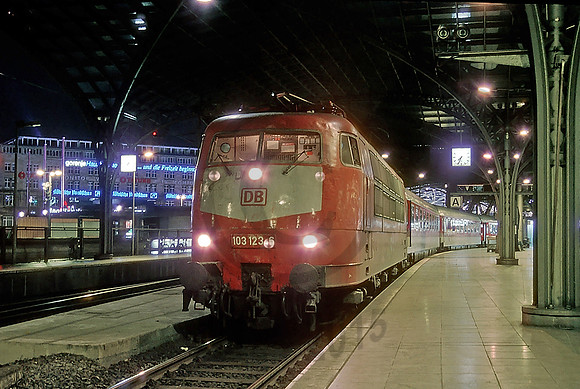 103123-Y-Koln-250300-LP8