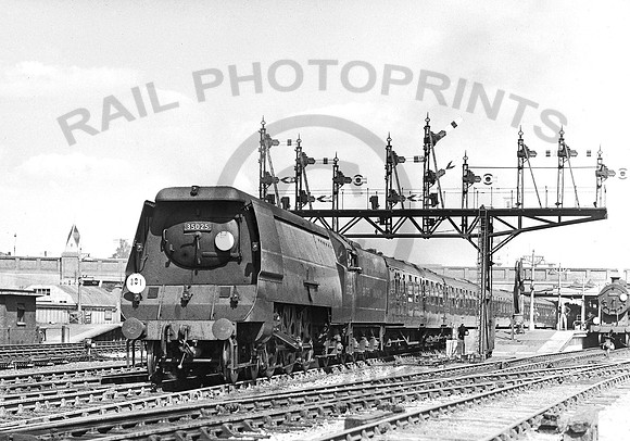35025-Y-Southampton-0749-RPC824