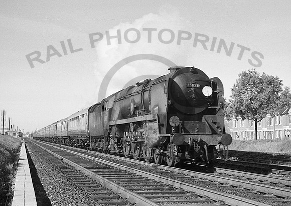 35028-Y-Eastleigh-0662-RPC995