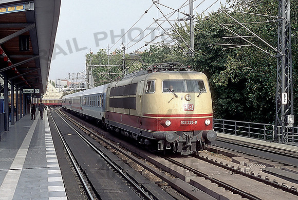103235-Y-Berlin-151001-LP16