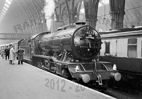 61942-Y-KingsCross-090956--HB1300