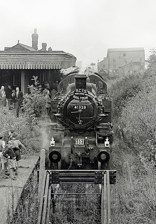 41320-Y-HeanorGate-190959-RPC931