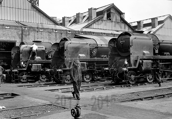35013 NineElms 1964 KLC133R