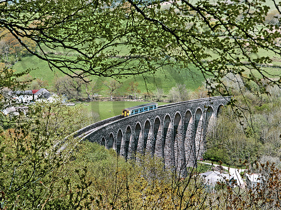 Class 150-2 Cynghordy-Viaduct-120510-GE