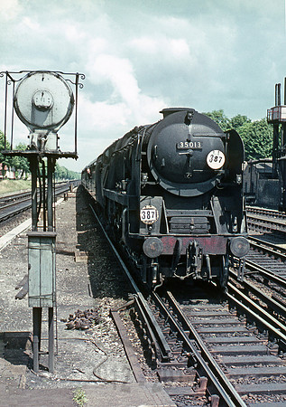35013-Woking-0666-BR582